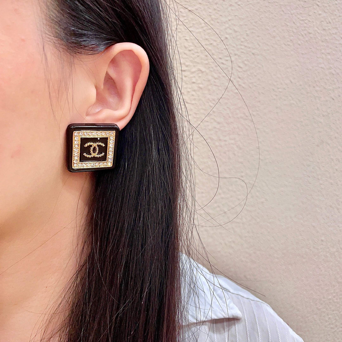 Double-C Emblem Stud Earrings in Polished Metal-Tone – Design 388 detail view