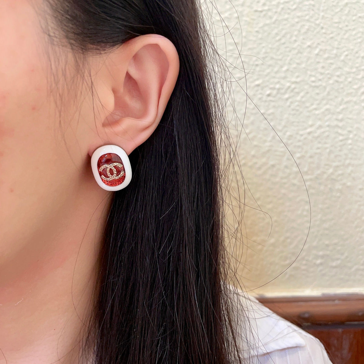 Double-C Emblem Stud Earrings in Polished Metal-Tone – Design 457 detail view