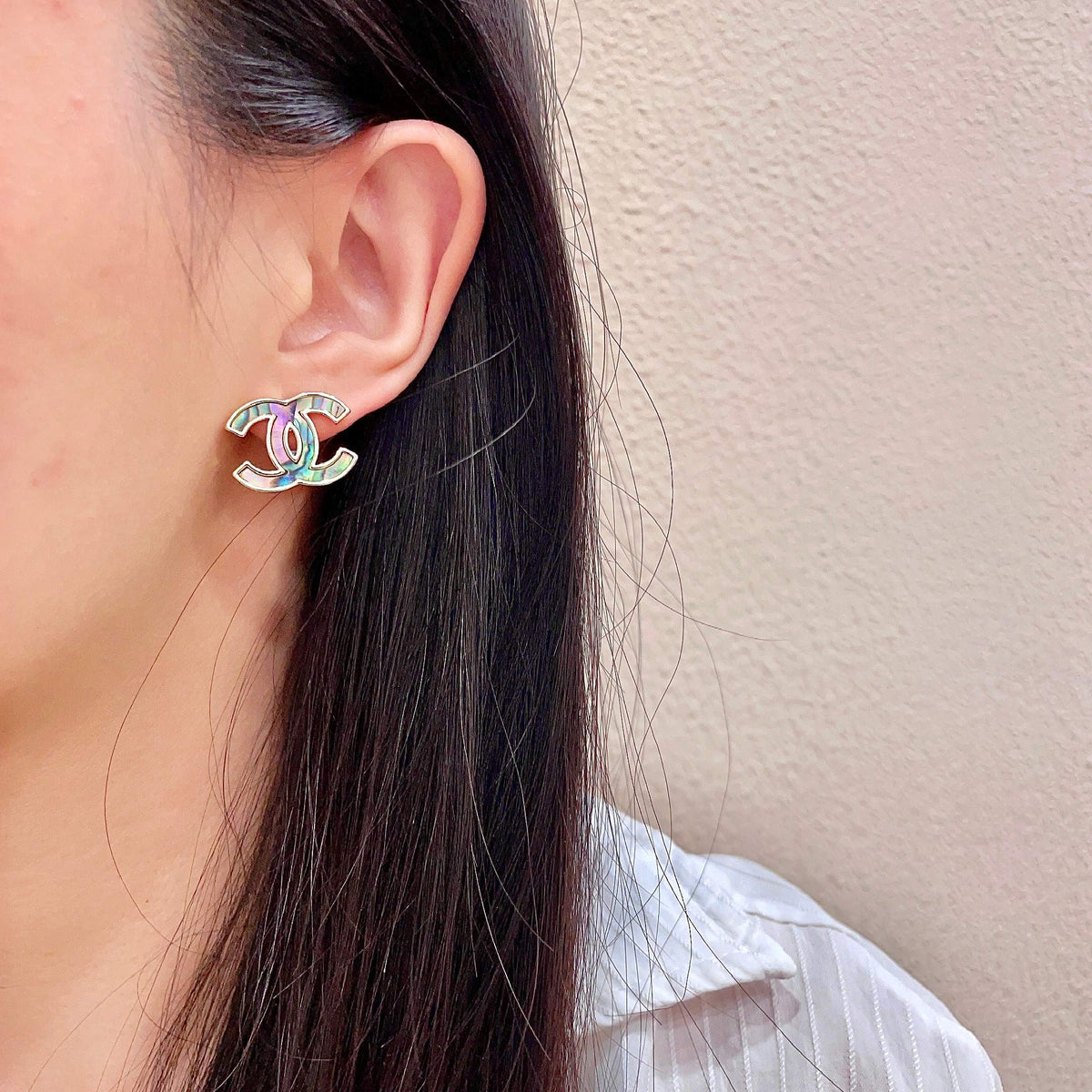 Double-C Emblem Stud Earrings in Polished Metal-Tone – Design 301 detail view