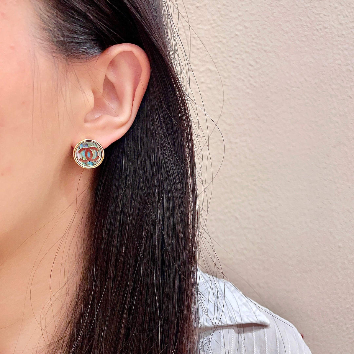 Double-C Emblem Stud Earrings in Polished Metal-Tone – Design 384 detail view