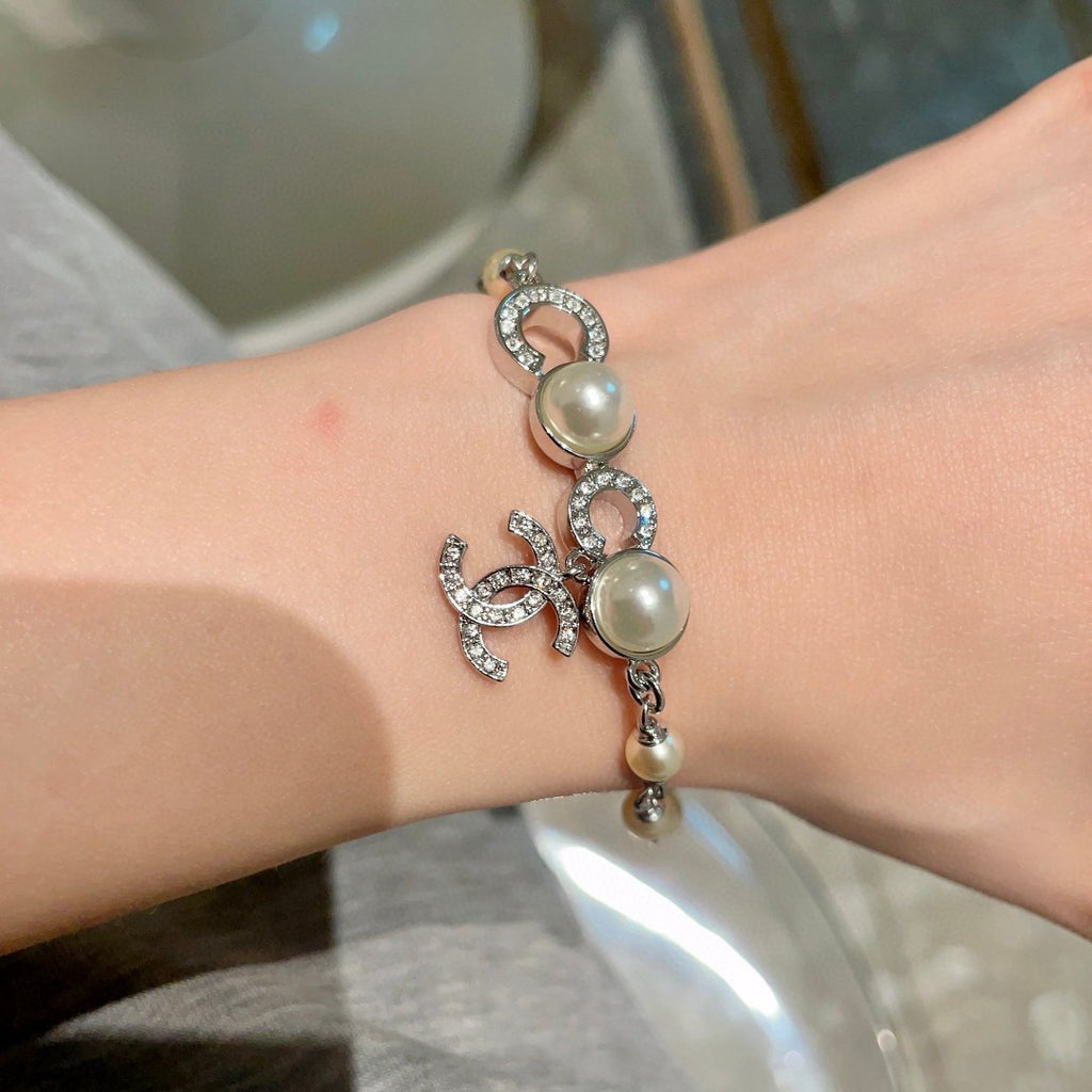 Pearl Bracelet in Polished Metal-Tone – Pearl Detail – Design 003 main product view