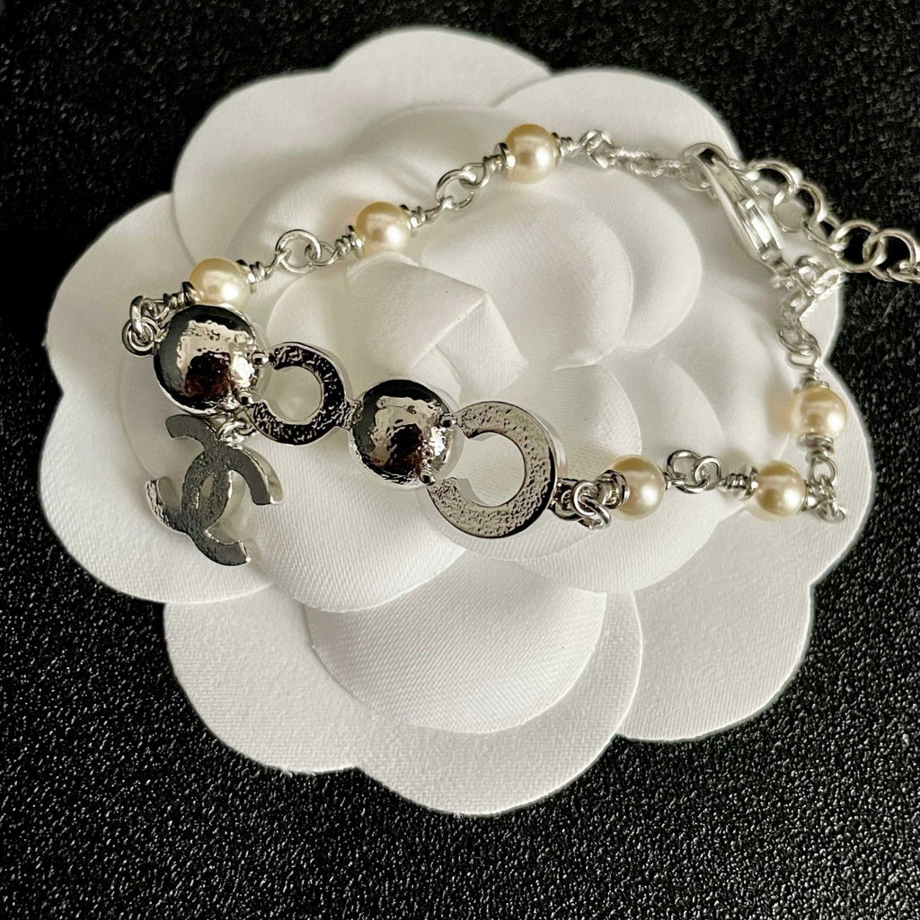 Pearl Bracelet in Polished Metal-Tone – Pearl Detail – Design 003 main product view