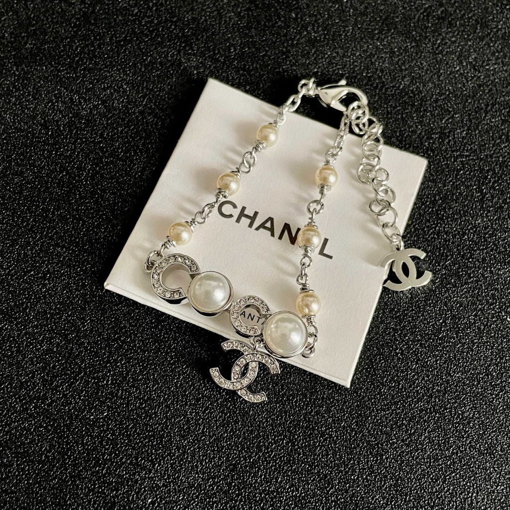 Pearl Bracelet in Polished Metal-Tone – Pearl Detail – Design 003 detail view