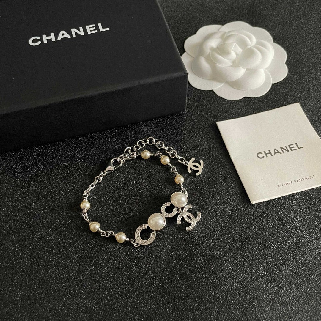 Pearl Bracelet in Polished Metal-Tone – Pearl Detail – Design 003 styled product view