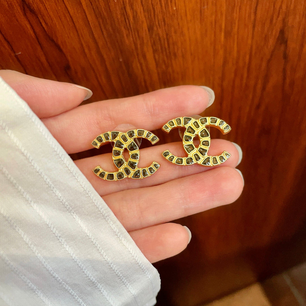 Double-C Emblem Stud Earrings in Polished Metal-Tone – Design 057 side detail