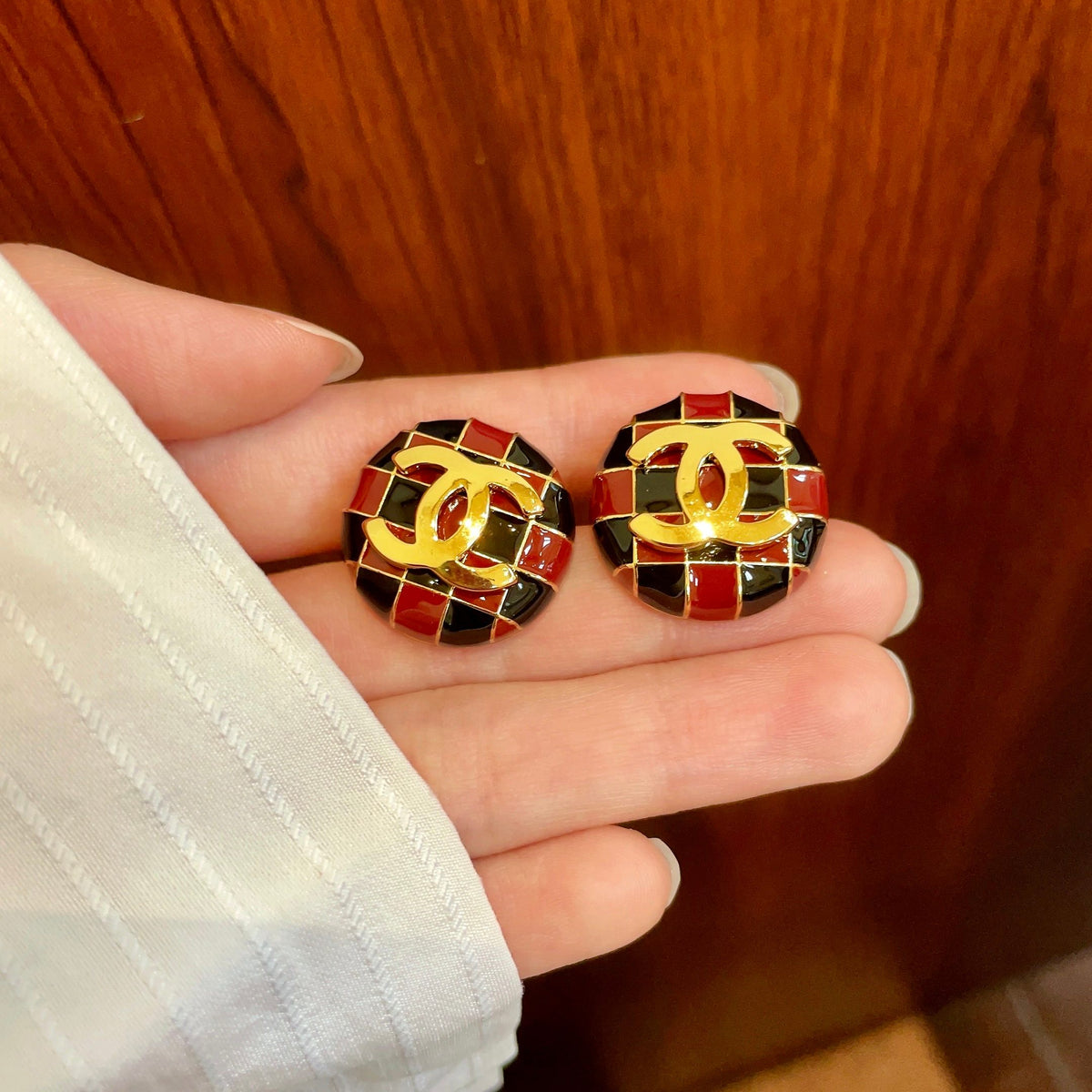 Double-C Emblem Stud Earrings in Polished Metal-Tone – Checkerboard – Design 003 side detail