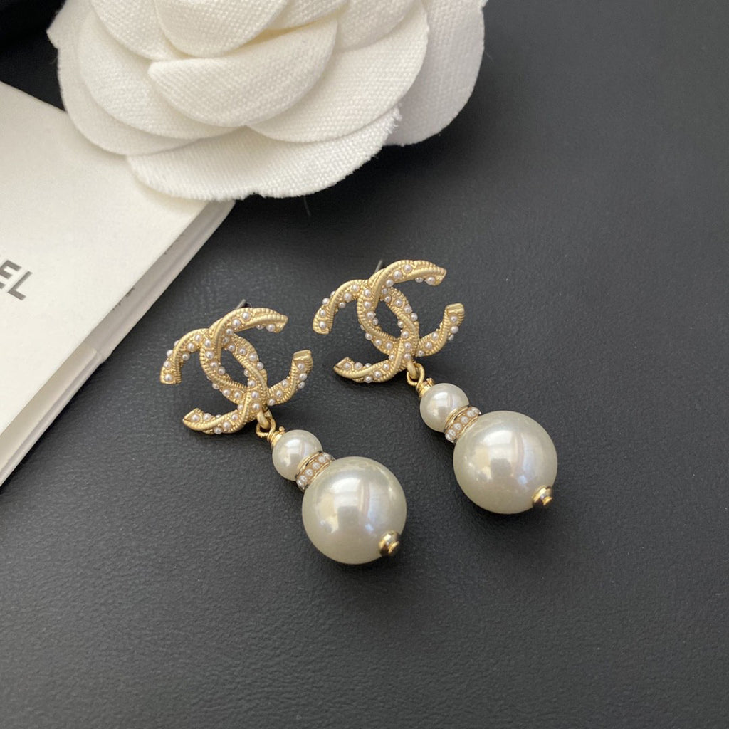 Pearl Pearl-Detail Stud Earrings – Pearl Detail – Design 013 detail view