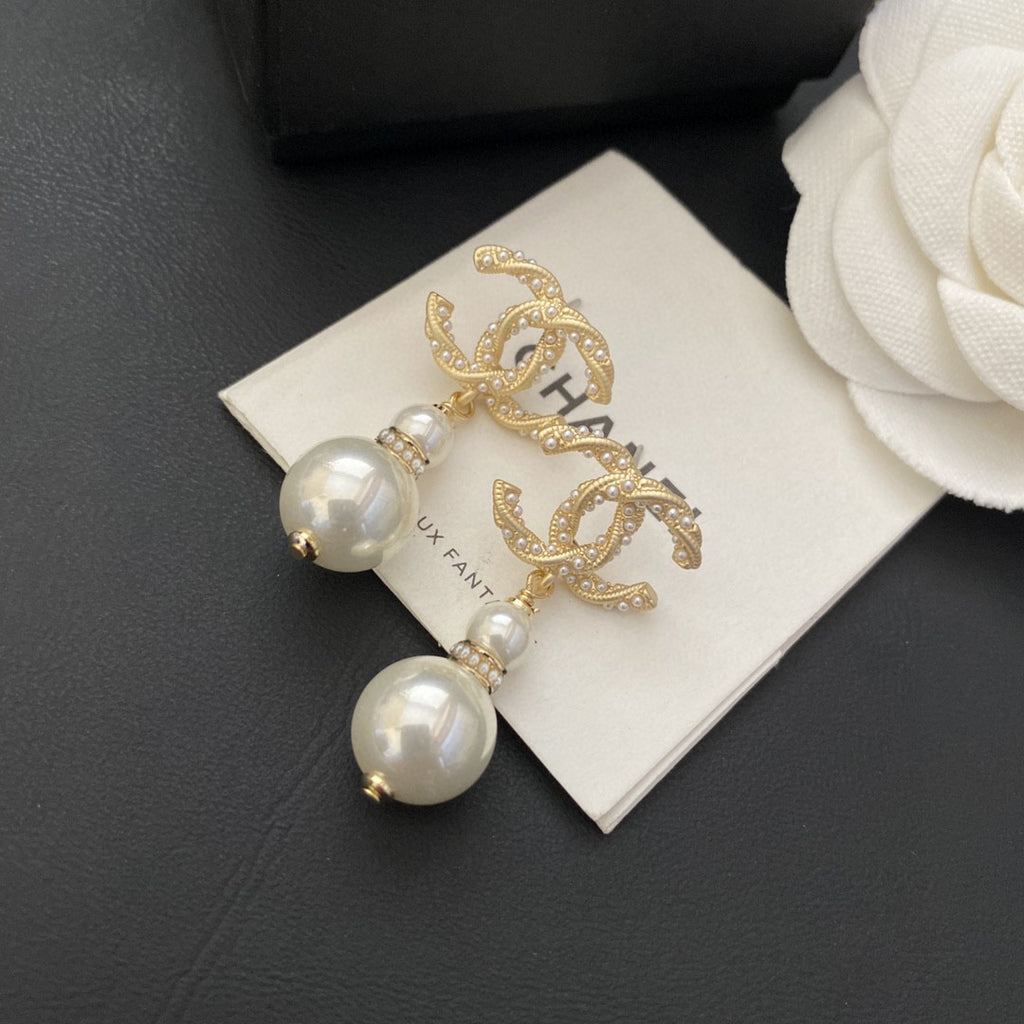 Pearl Pearl-Detail Stud Earrings – Pearl Detail – Design 013 main product view