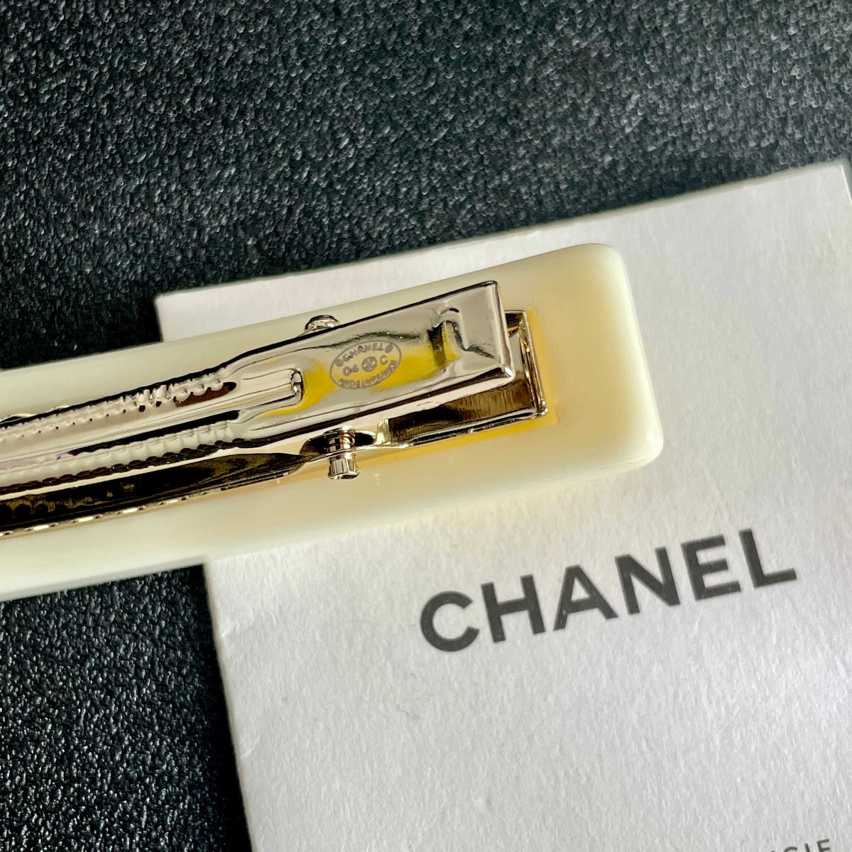 Double-C Emblem Hair Clip – Design 034 main product view