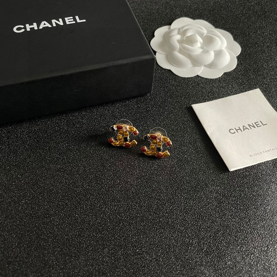 Double-C Emblem Stud Earrings in Polished Metal-Tone – Design 400 close-up detail