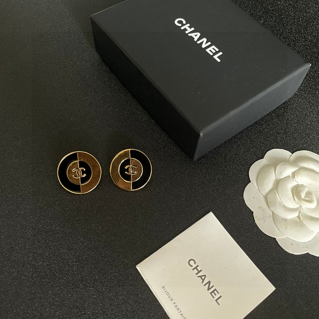 Double-C Emblem Stud Earrings in Polished Metal-Tone – Design 179 close-up detail
