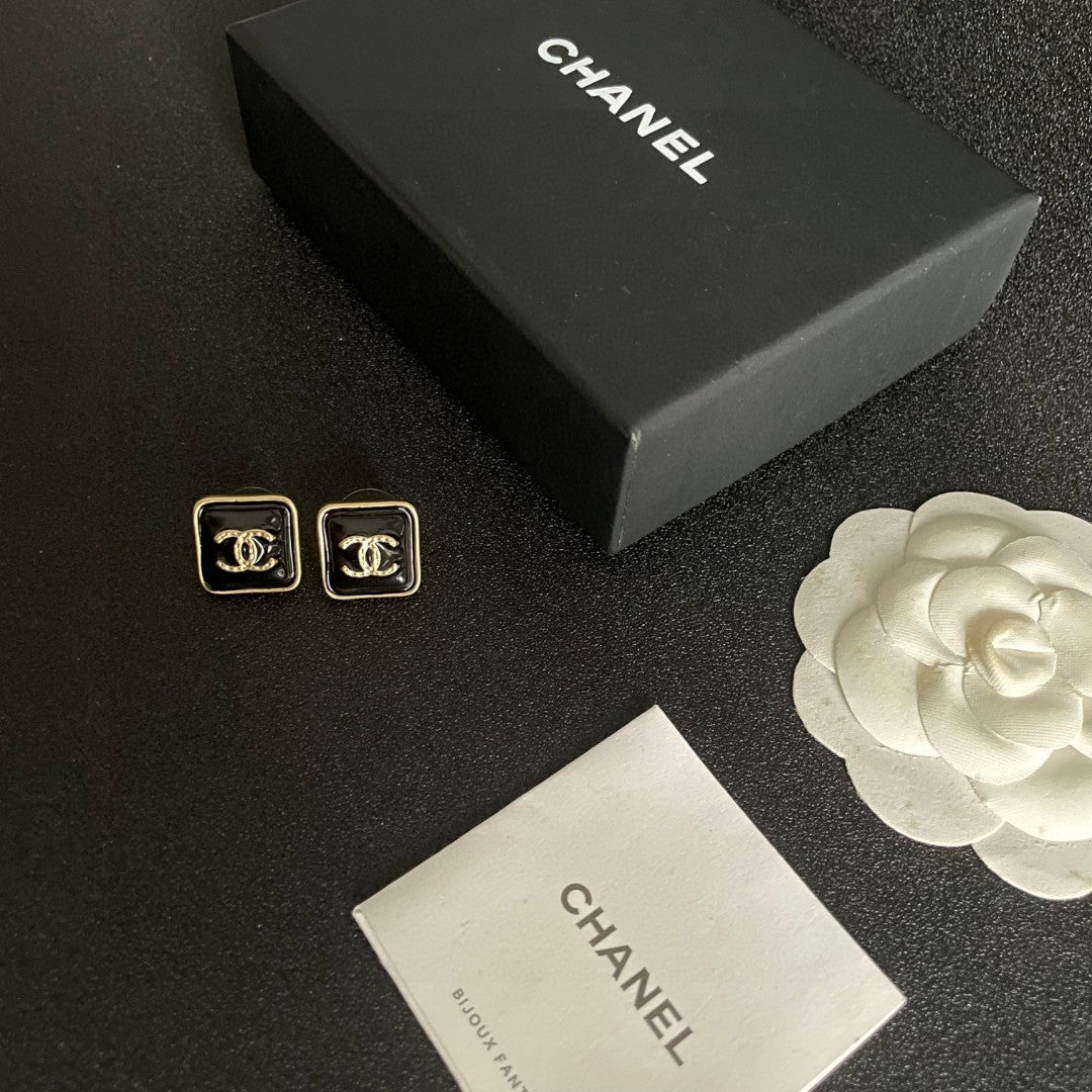 Double-C Emblem Stud Earrings in Polished Metal-Tone – Design 250 close-up detail