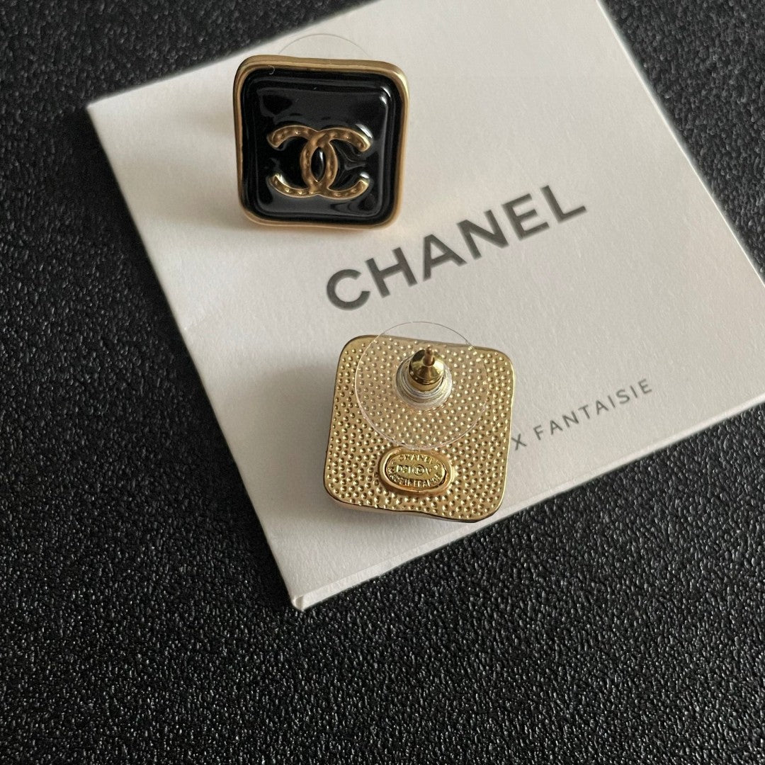 Double-C Emblem Stud Earrings in Polished Metal-Tone – Design 250 main product view