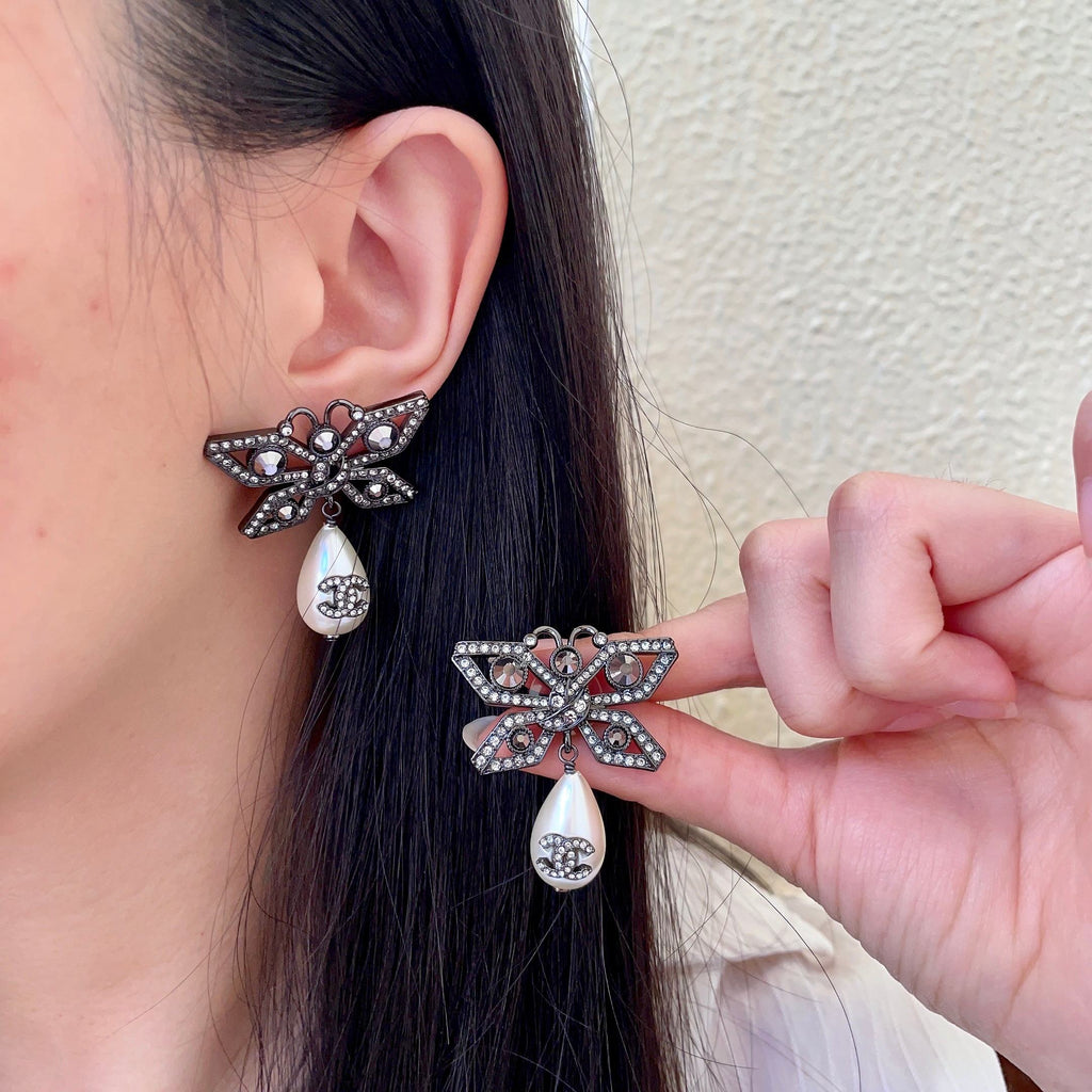 Double-C Emblem Pearl-Detail Statement Earrings – Pearl Detail – Design 014 main product view