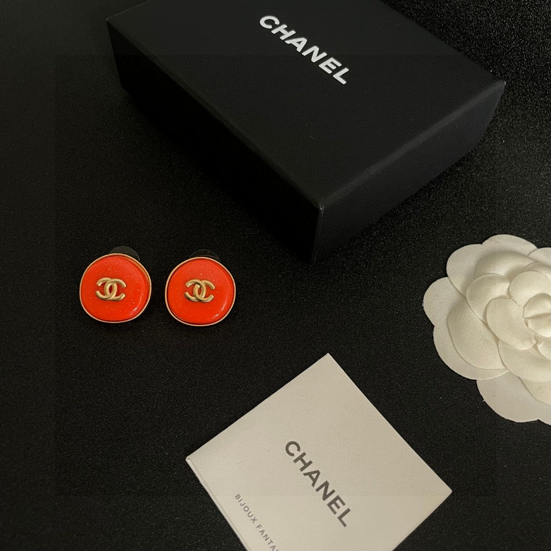 Double-C Emblem Stud Earrings in Polished Metal-Tone – Design 270 close-up detail
