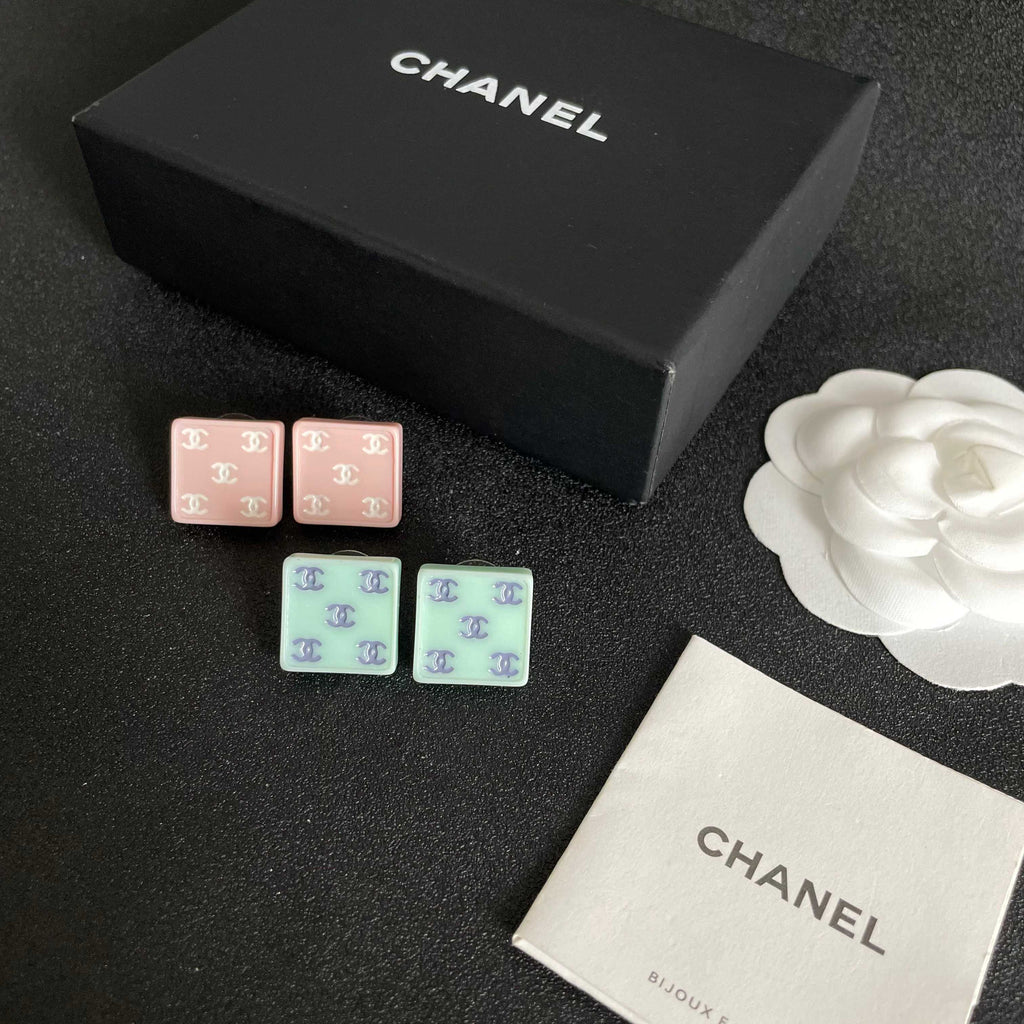 Double-C Emblem Stud Earrings in Polished Metal-Tone – Design 274 close-up detail