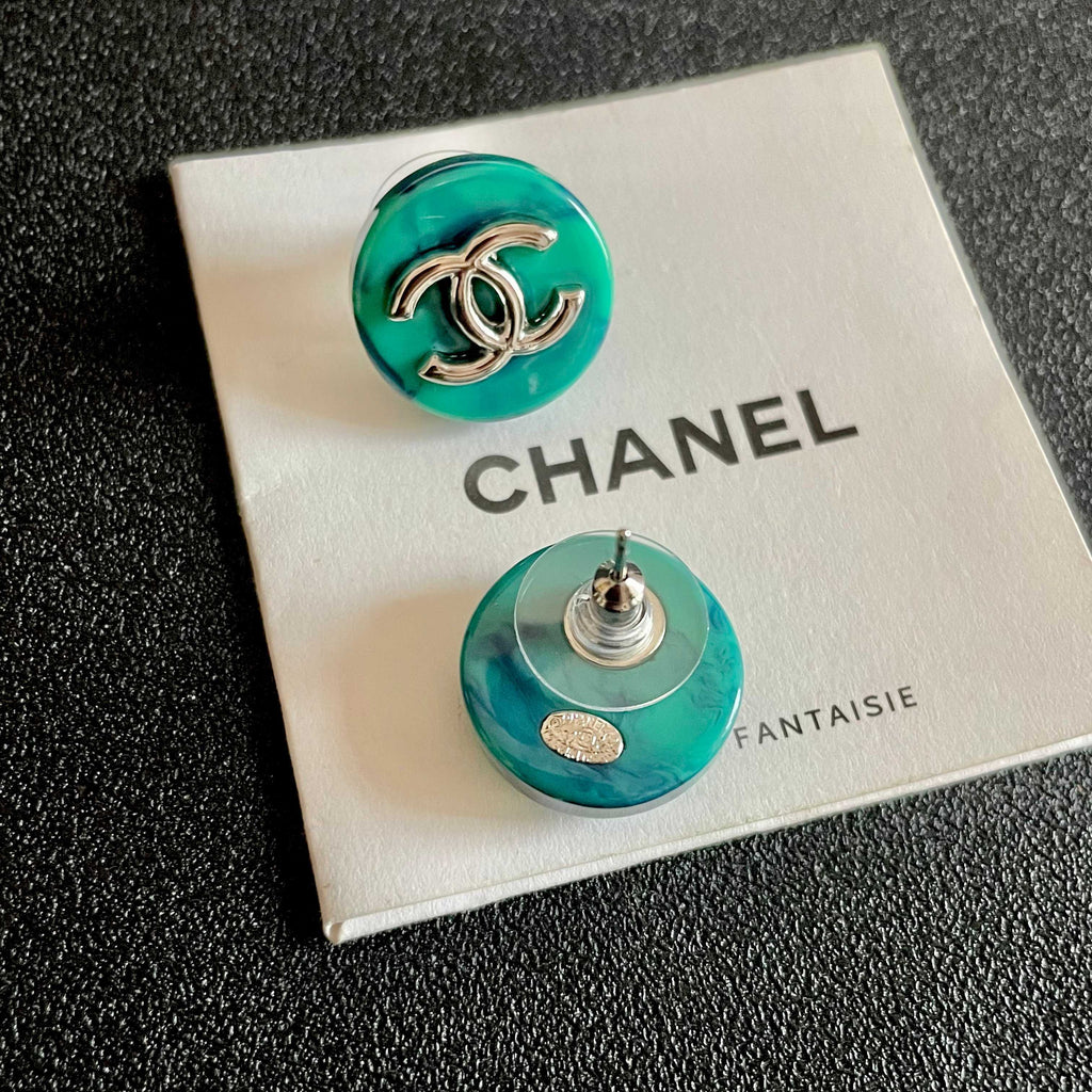 Double-C Emblem Stud Earrings in Polished Metal-Tone – Design 290 main product view