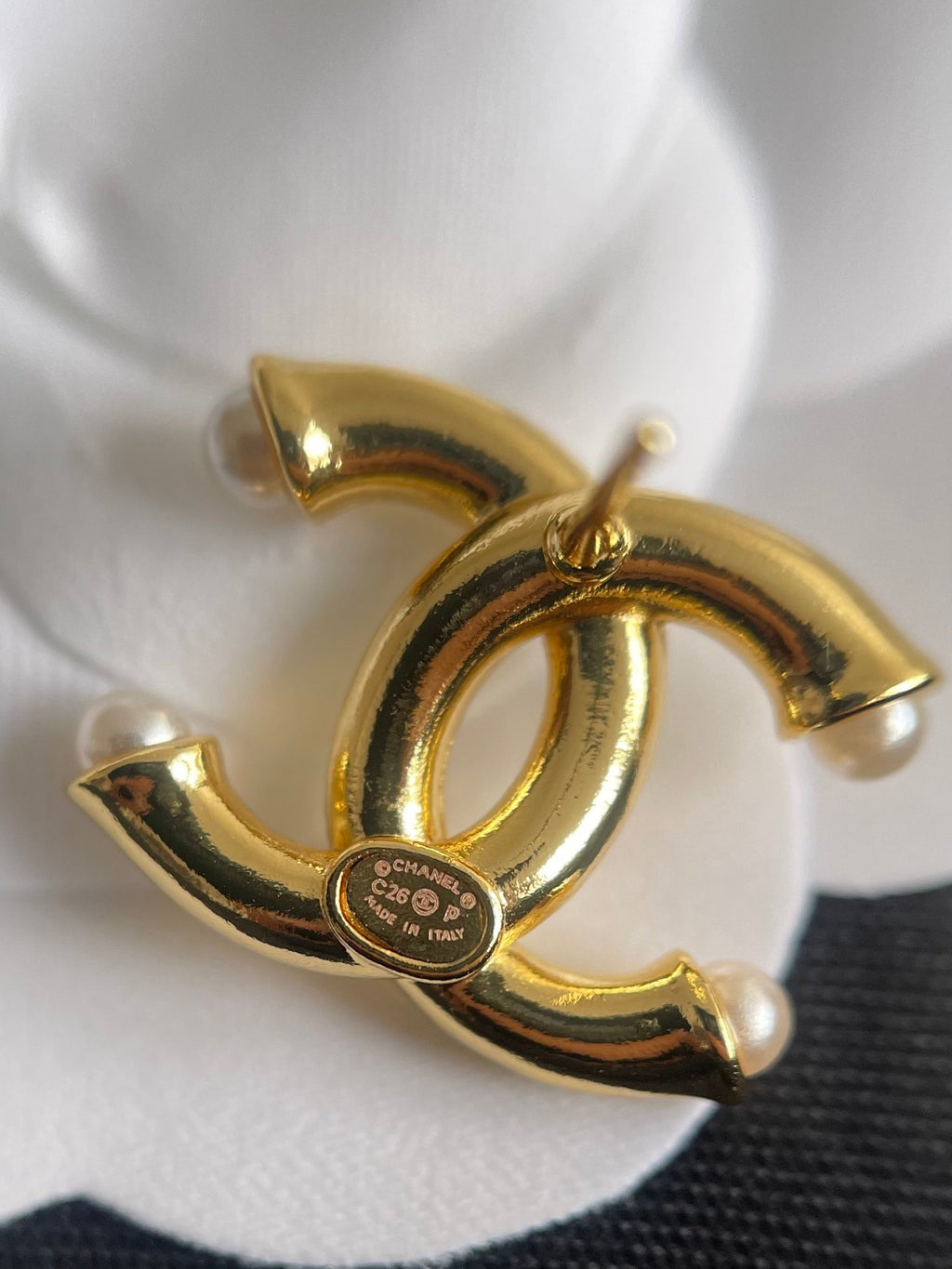 Double-C Emblem Pearl-Detail Stud Earrings – Pearl Detail – Design 014 close-up detail