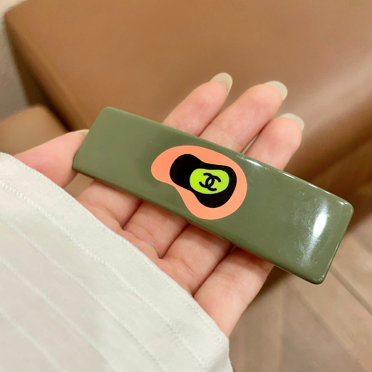 Double-C Emblem Hair Clip – Design 039 side detail