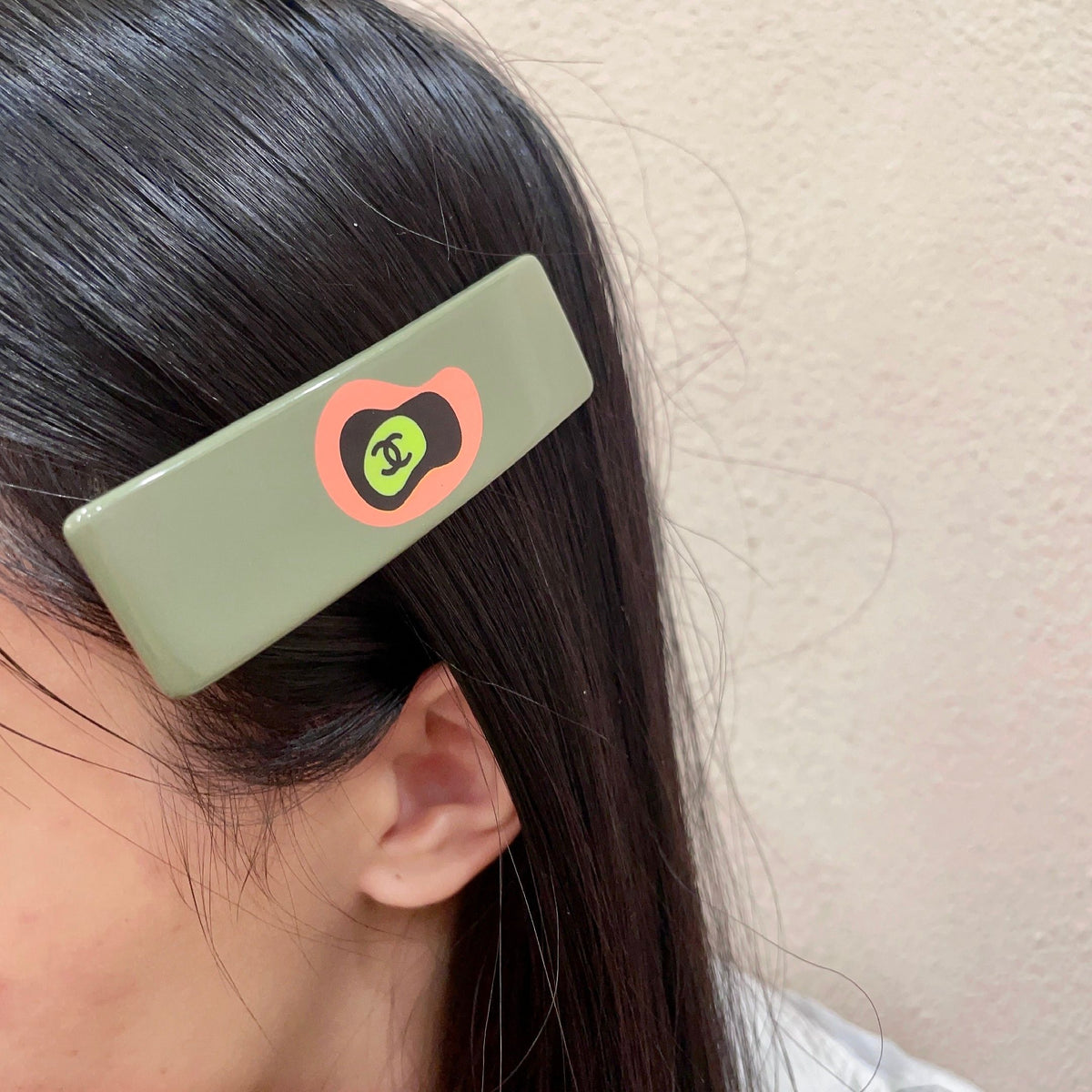 Double-C Emblem Hair Clip – Design 039 main product view