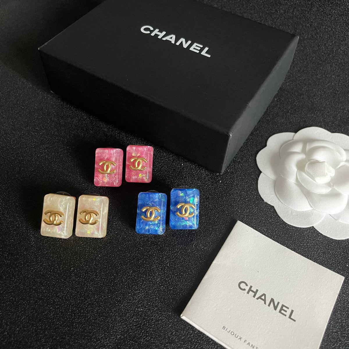 Double-C Emblem Stud Earrings in Polished Metal-Tone – Design 475 close-up detail