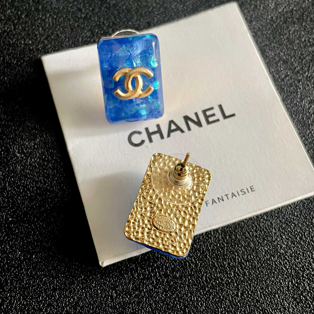 Double-C Emblem Stud Earrings in Polished Metal-Tone – Design 058 main product view