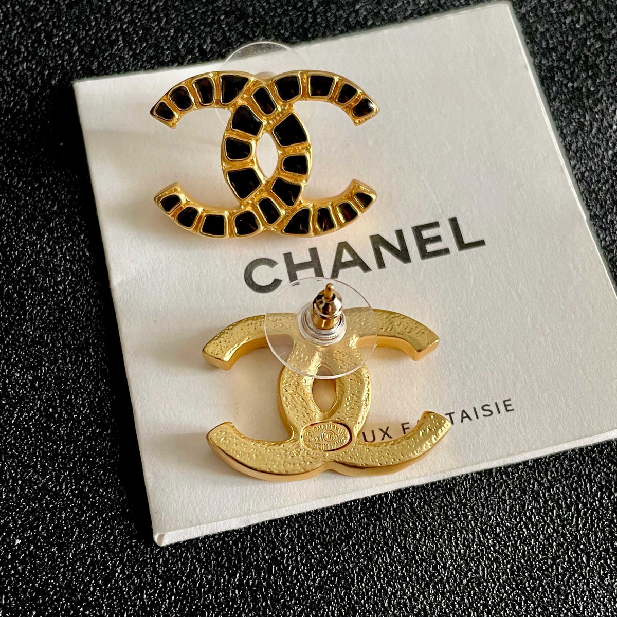 Double-C Emblem Stud Earrings in Polished Metal-Tone – Design 057 main product view