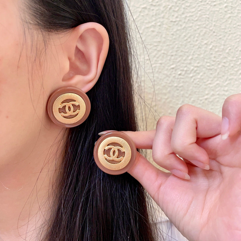 Double-C Emblem Stud Earrings in Polished Metal-Tone – Design 039 main product view