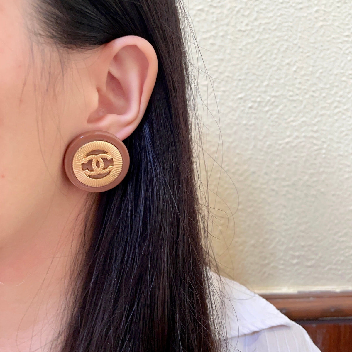 Double-C Emblem Stud Earrings in Polished Metal-Tone – Design 039 detail view