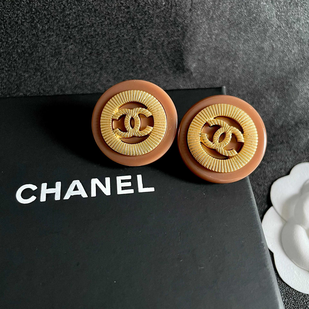 Double-C Emblem Stud Earrings in Polished Metal-Tone – Design 051 detail view