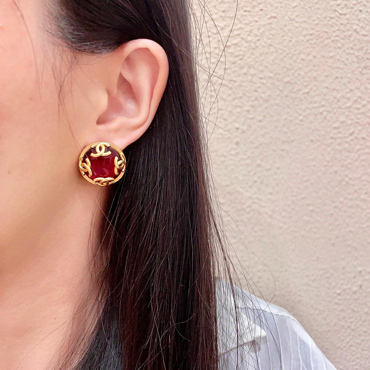 Double-C Emblem Stud Earrings in Polished Metal-Tone – Design 050 detail view