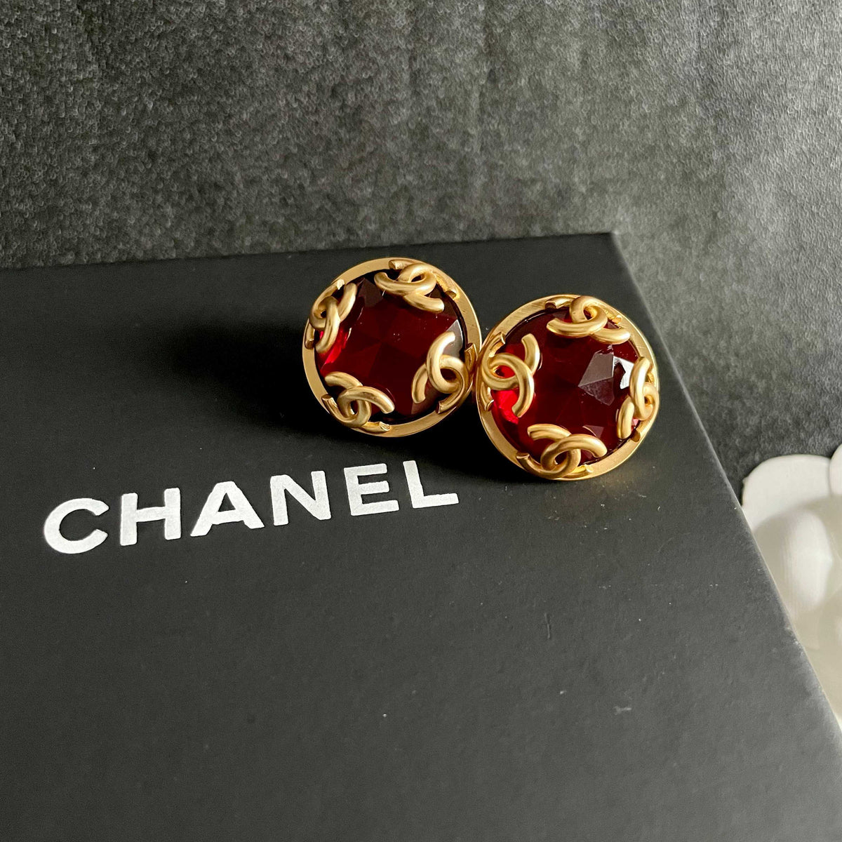 Double-C Emblem Stud Earrings in Polished Metal-Tone – Design 050 detail view
