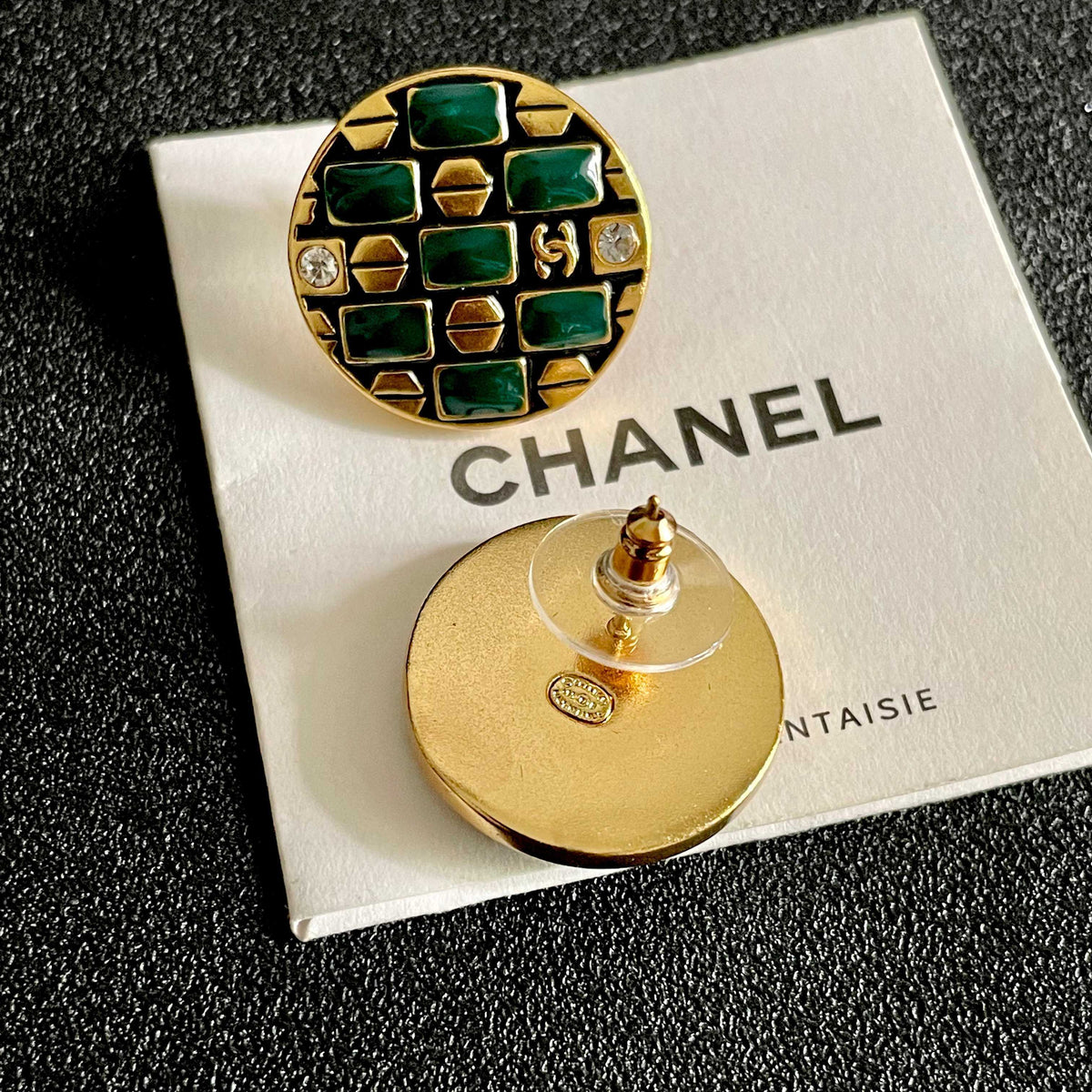 Double-C Emblem Stud Earrings in Polished Metal-Tone – Design 048 main product view