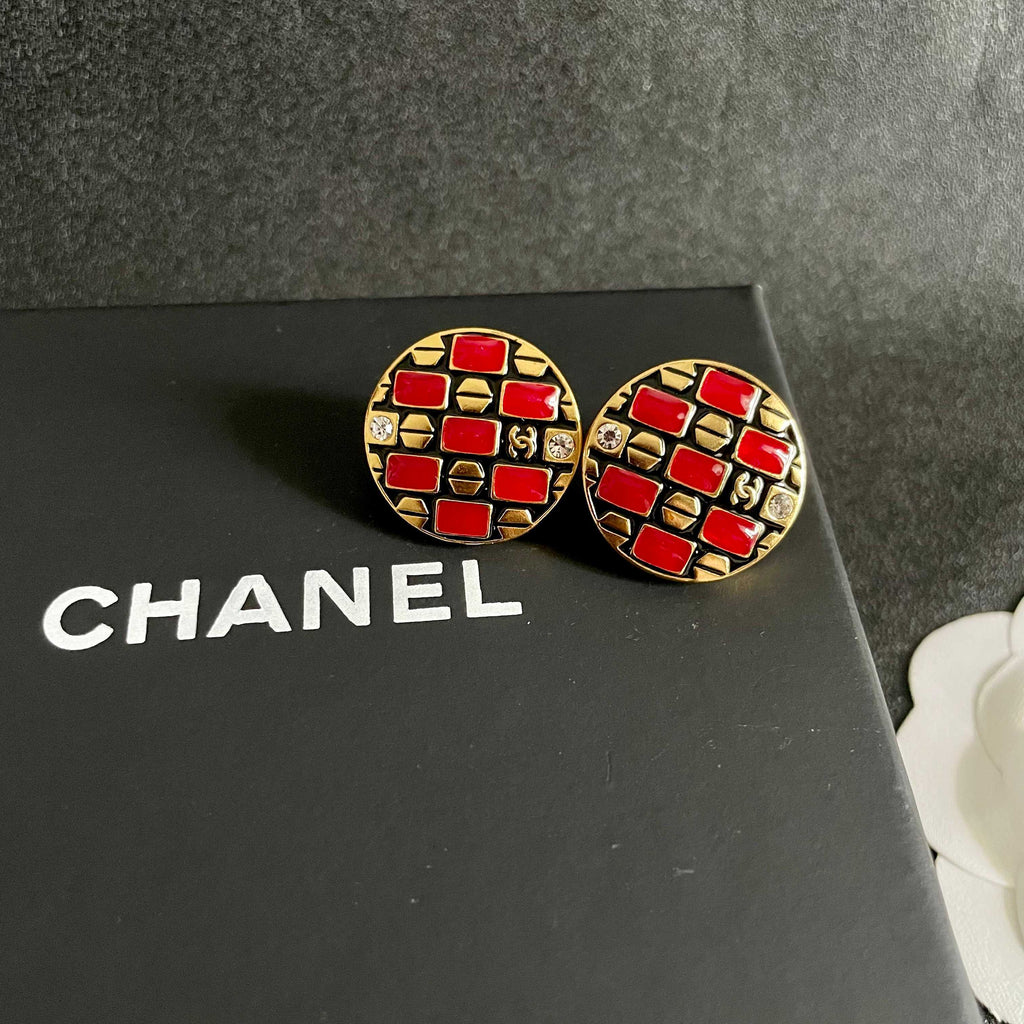Double-C Emblem Stud Earrings in Polished Metal-Tone – Design 165 detail view