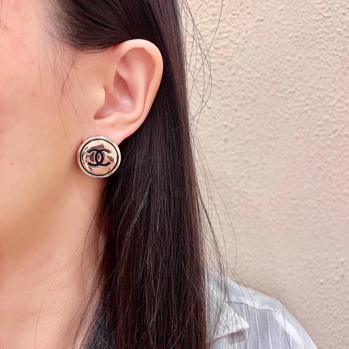 Double-C Emblem Stud Earrings in Polished Metal-Tone – Design 164 detail view