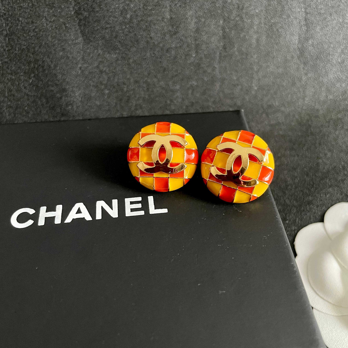 Double-C Emblem Stud Earrings in Polished Metal-Tone – Checkerboard – Design 004 detail view