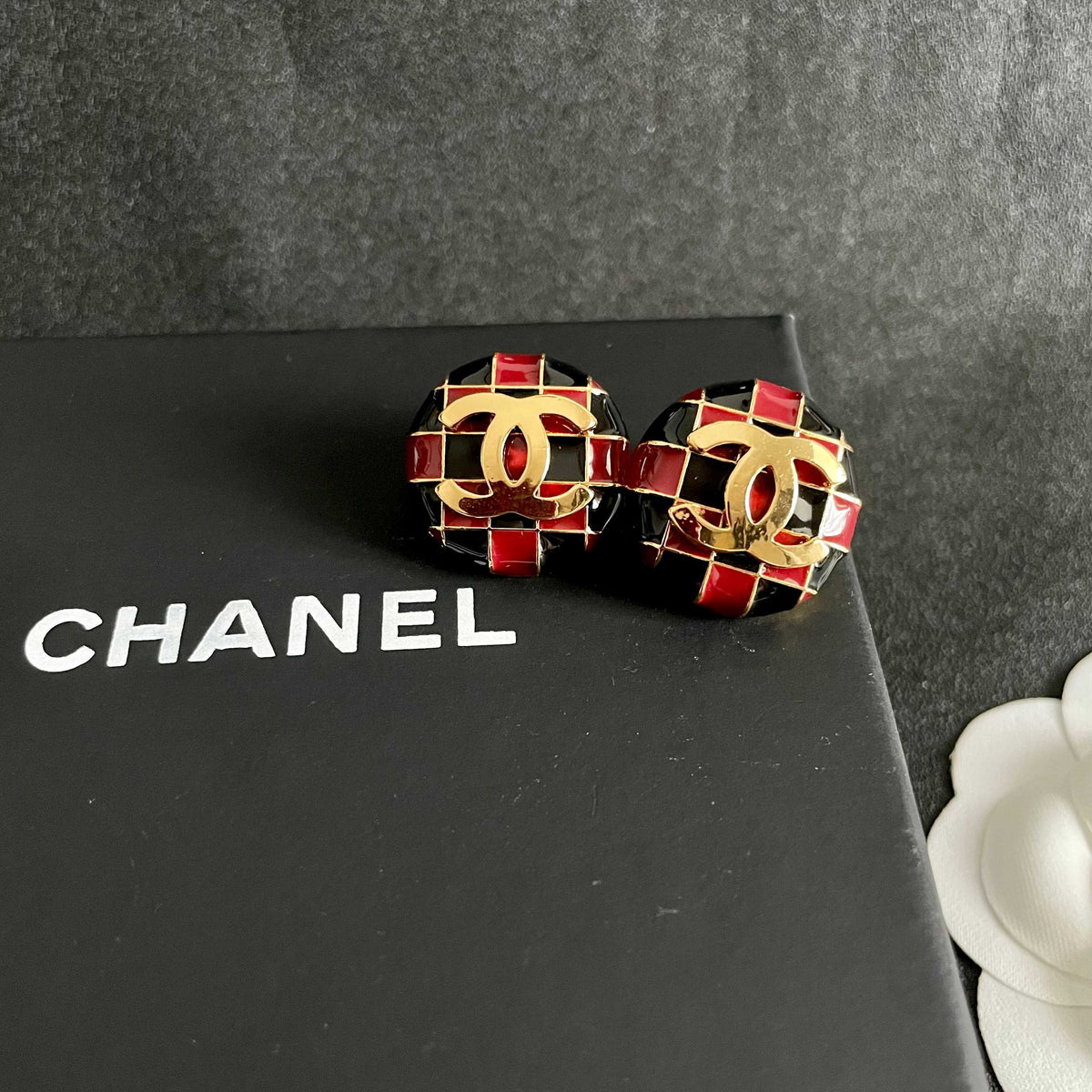 Double-C Emblem Stud Earrings in Polished Metal-Tone – Checkerboard – Design 003 detail view
