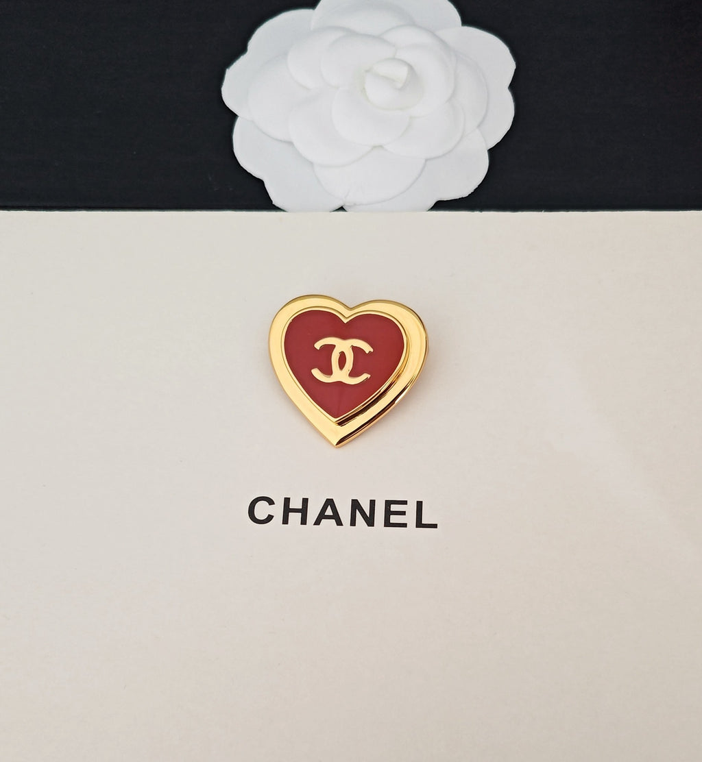 Heart Brooch in Gold-Tone – Heart Detail – Design 002 detail view