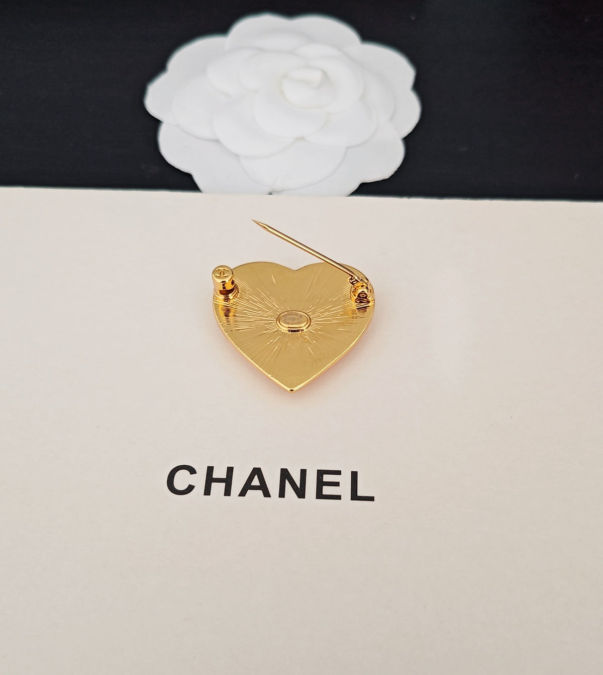 Heart Brooch in Gold-Tone – Heart Detail – Design 002 close-up detail