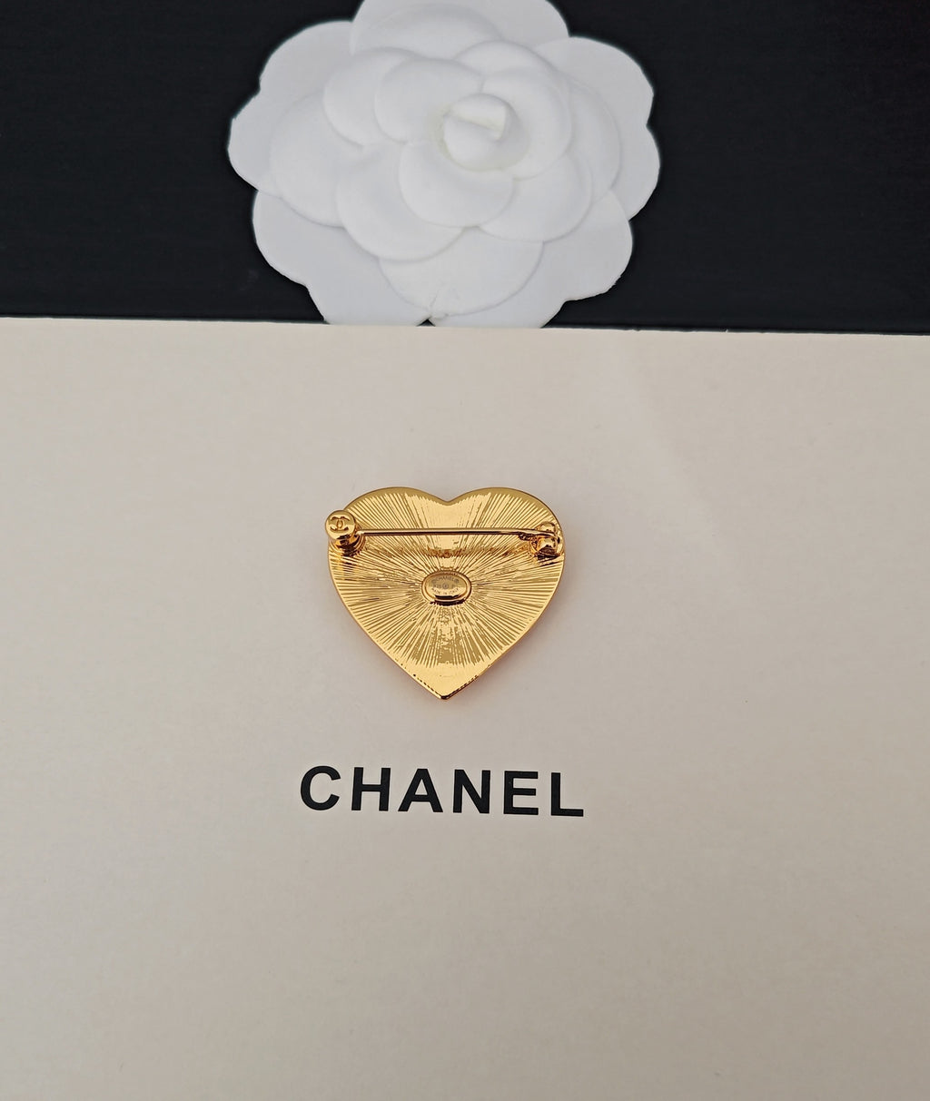 Heart Brooch in Gold-Tone – Heart Detail – Design 002 side detail