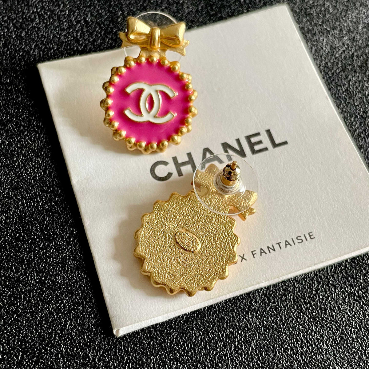 Double-C Emblem Stud Earrings in Polished Metal-Tone – Design 207 main product view