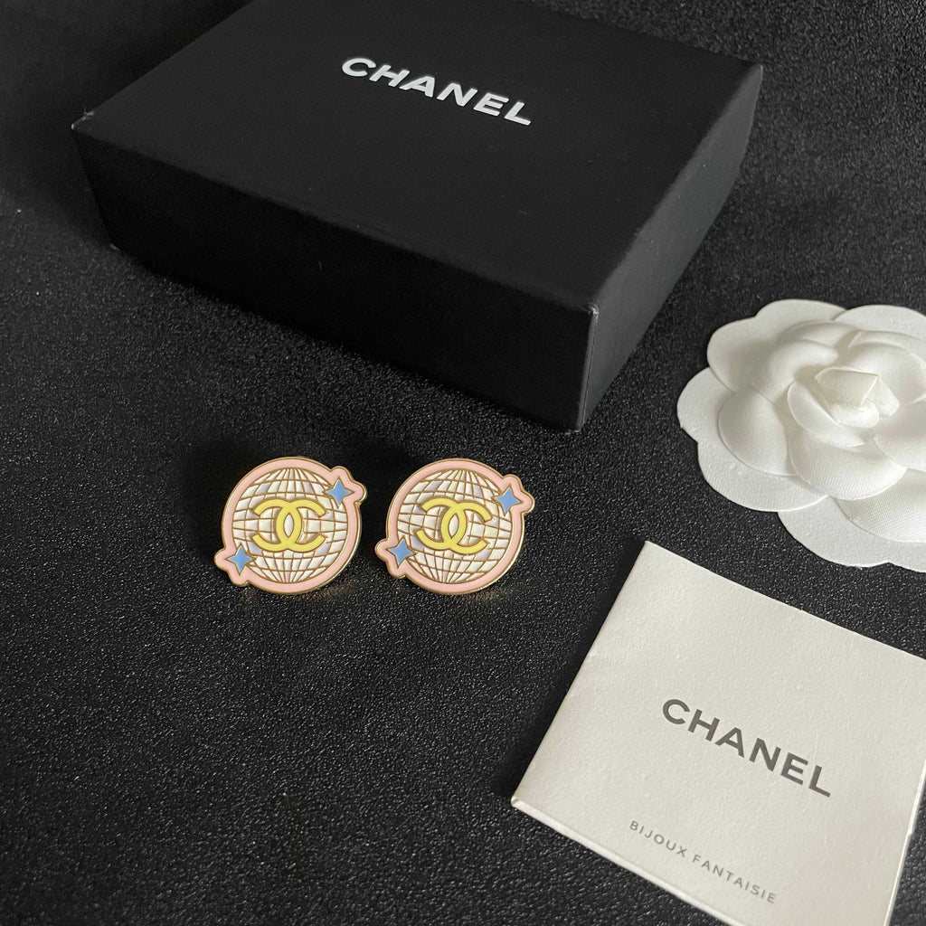 Double-C Emblem Stud Earrings in Polished Metal-Tone – Design 218 close-up detail