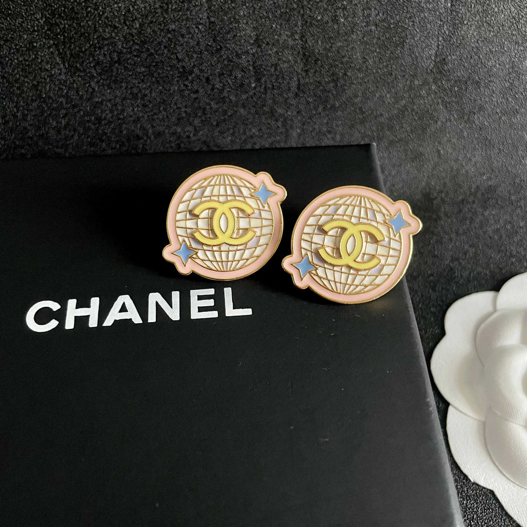 Double-C Emblem Stud Earrings in Polished Metal-Tone – Design 218 detail view