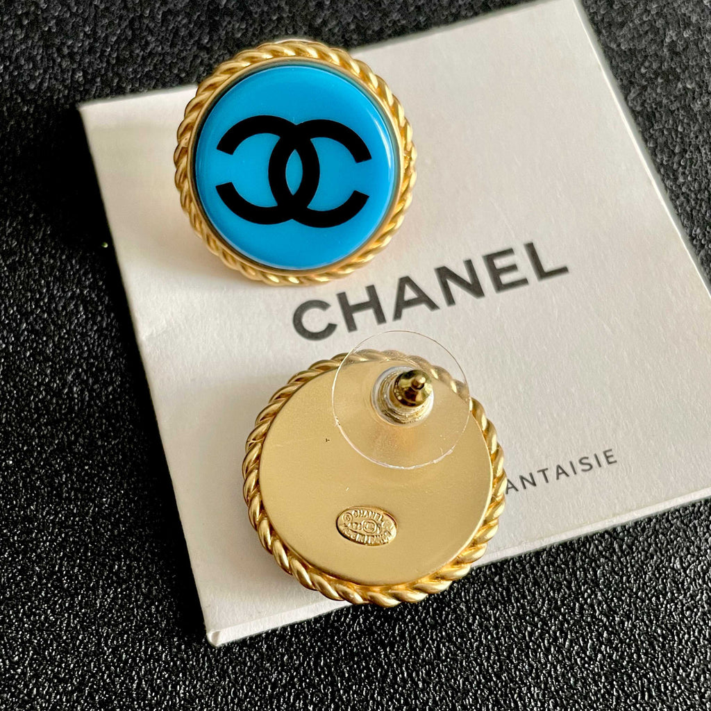 Double-C Emblem Stud Earrings in Polished Metal-Tone – Design 216 main product view