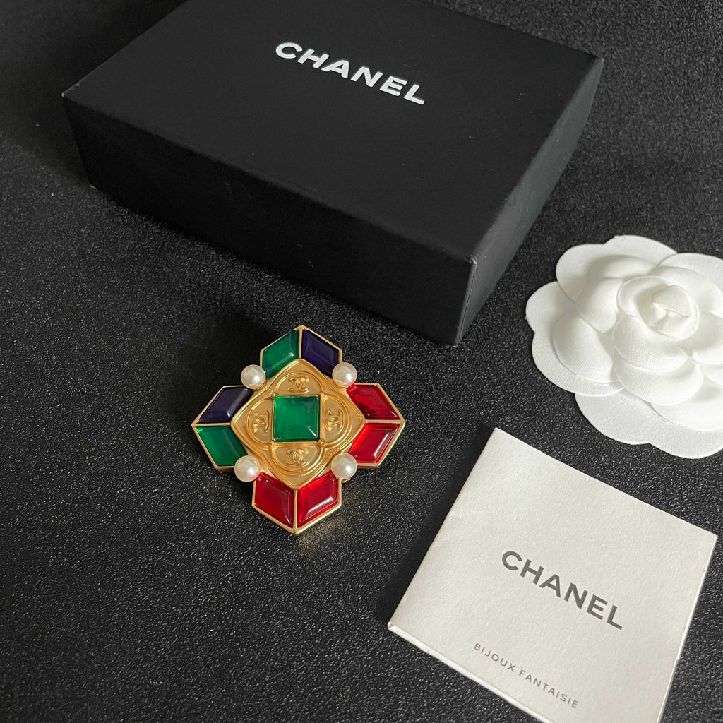 Double-C Emblem Brooch in Polished Metal-Tone – Design 030 close-up detail