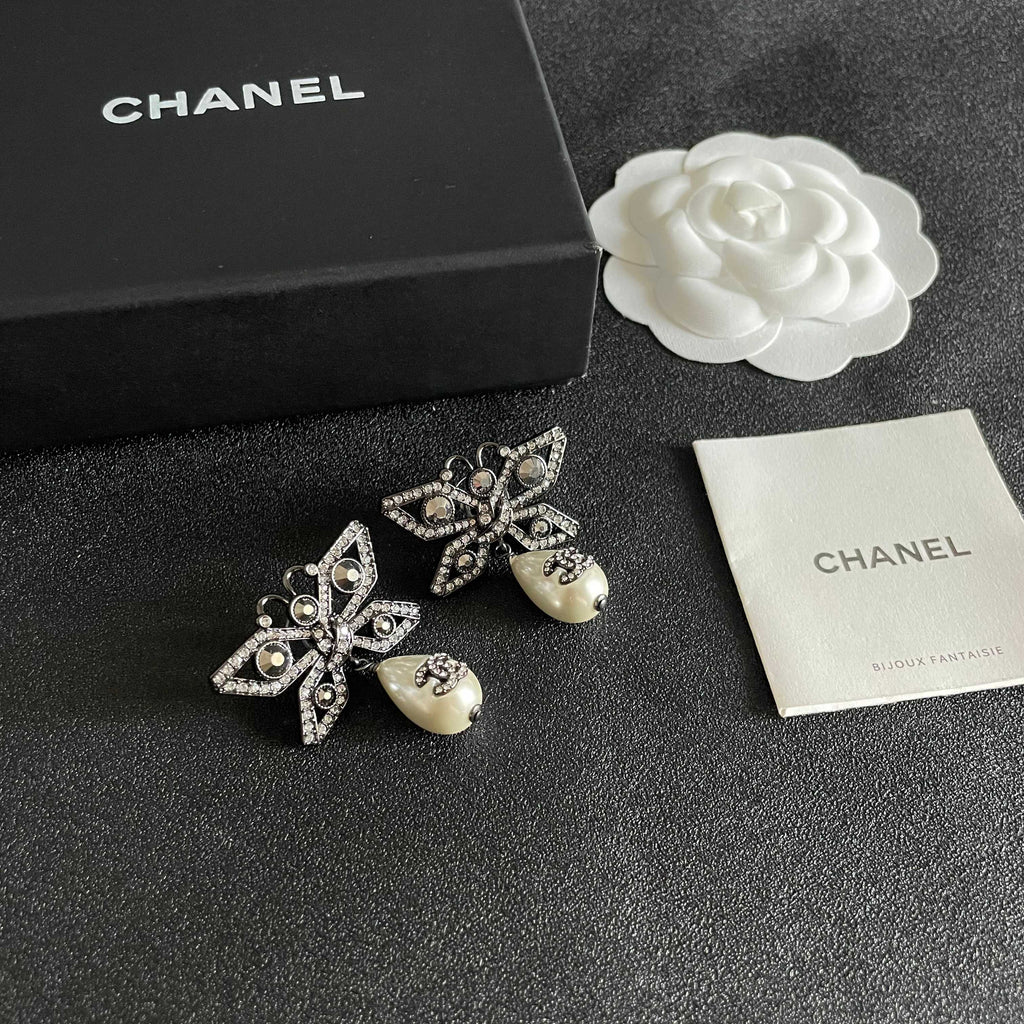 Double-C Emblem Pearl-Detail Statement Earrings – Pearl Detail – Design 014 styled product view
