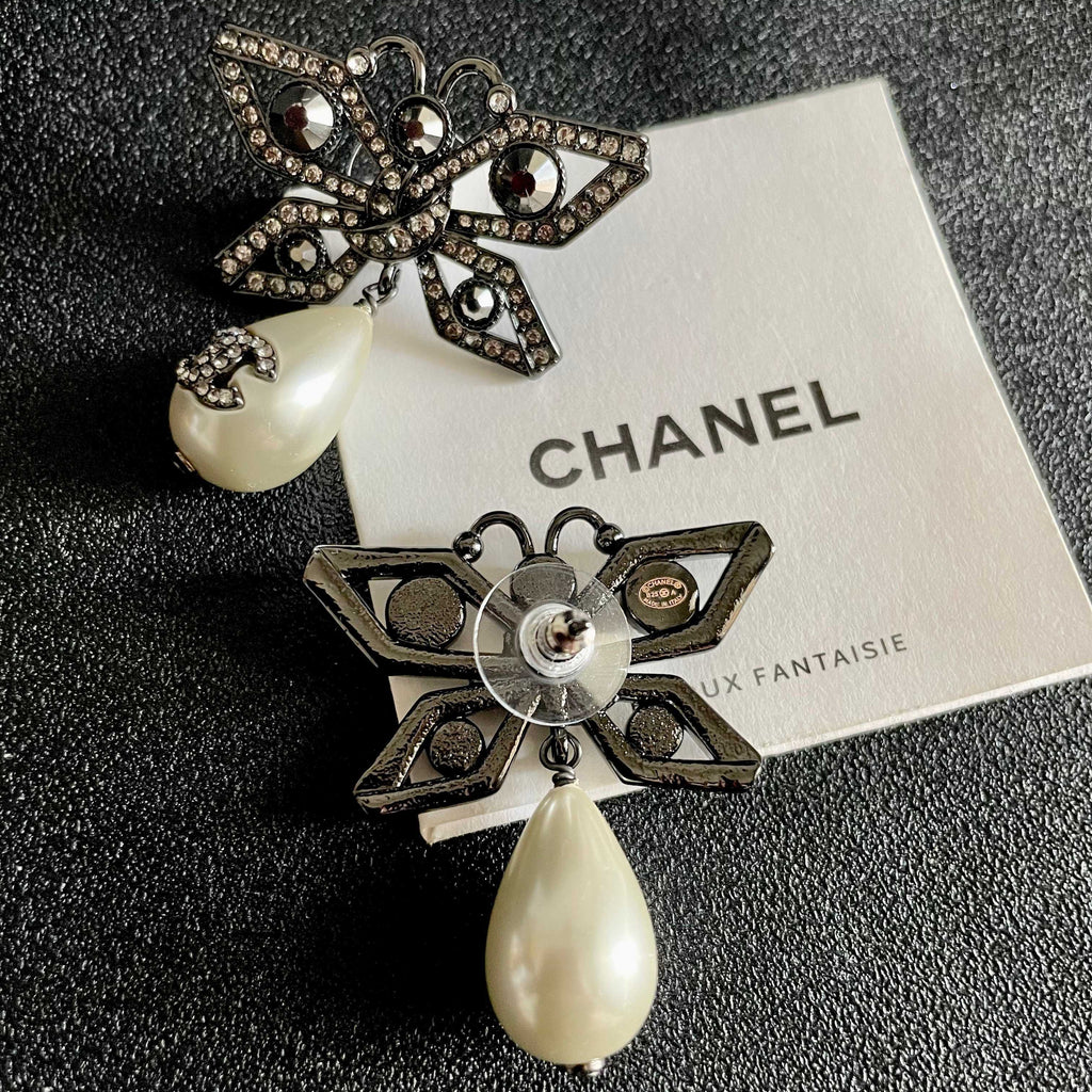 Double-C Emblem Pearl-Detail Statement Earrings – Pearl Detail – Design 014 main product view