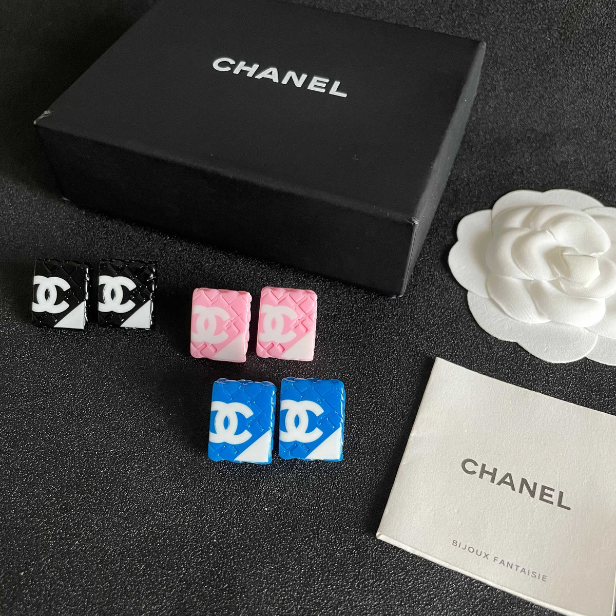 Double-C Emblem Stud Earrings in Polished Metal-Tone – Design 271 side detail
