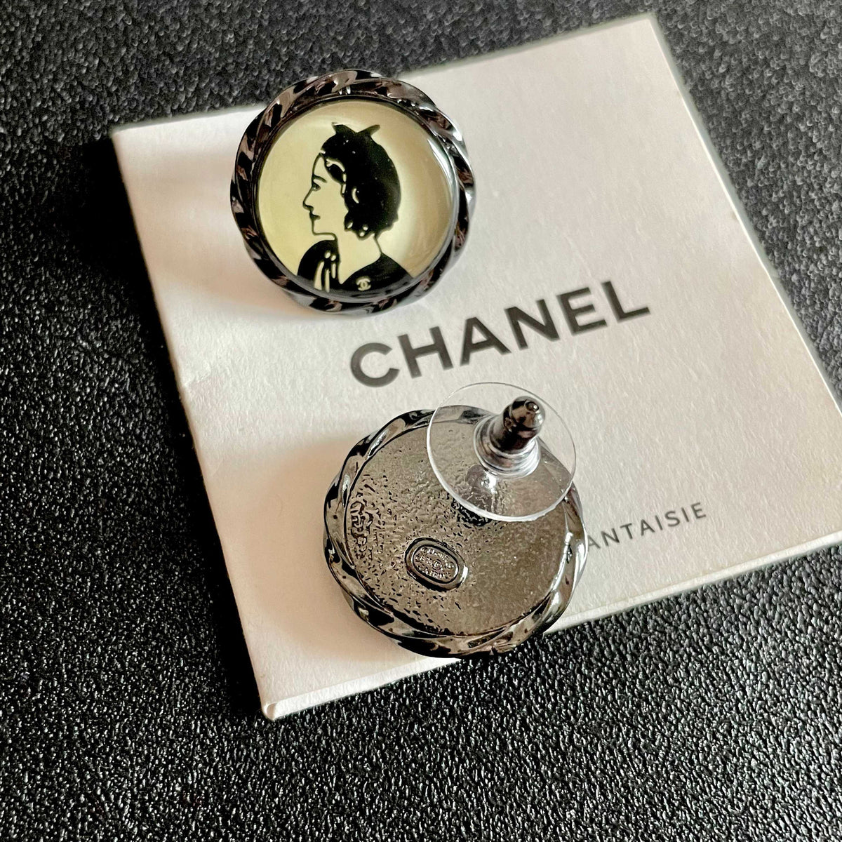 Double-C Emblem Stud Earrings in Polished Metal-Tone – Design 267 main product view