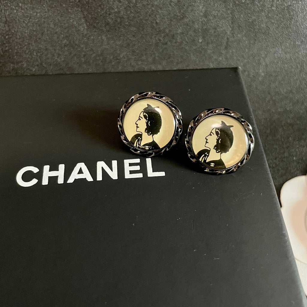 Double-C Emblem Stud Earrings in Polished Metal-Tone – Design 255 detail view